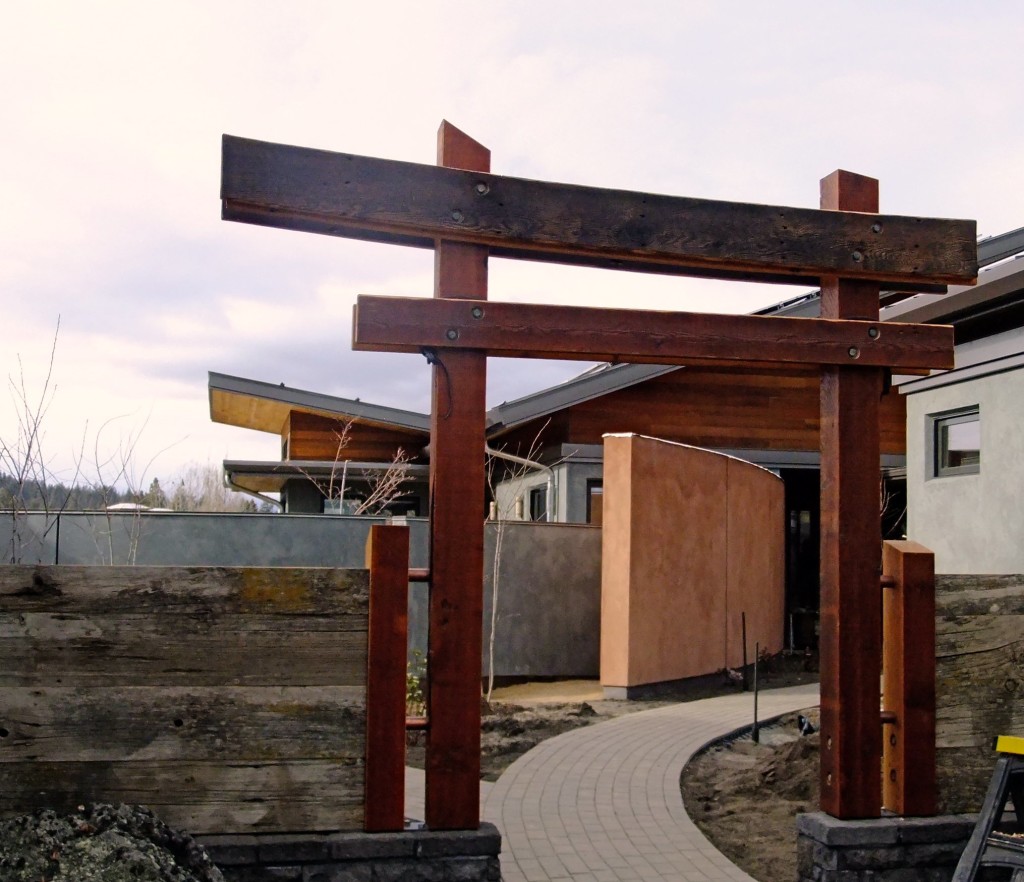 The entrance arch curve reflects the radius of the Miro wall and creates an artistic frame.